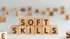 Würfel bilden das Wort Soft Skills
