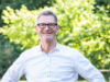 Andreas Nill steht in einem Park
