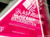 Ein Schild informiert über Glasfaserbauarbeiten der Deutschen Telekom
